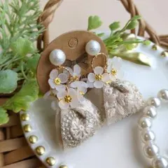 ＊再販＊エクリュ✽アイボリー✽コットンパール風✽お花刺繍インドリボン*花束ピアス