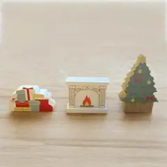 ナチュラルキッチン　木製ミニチュア家具暖炉とツリーとプレゼント　冬　インテリア