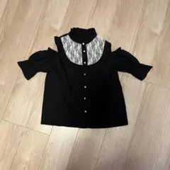 フリル付きレース襟黒半袖シャツ