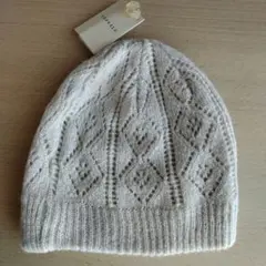 アイボリー色のレース編みニット帽