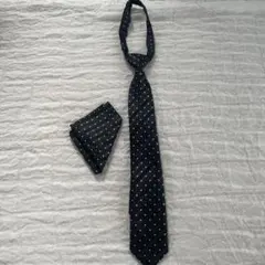 キッズ　黒ドット柄ネクタイ・ポケットチーフセット