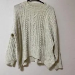 ケーブル編みニット