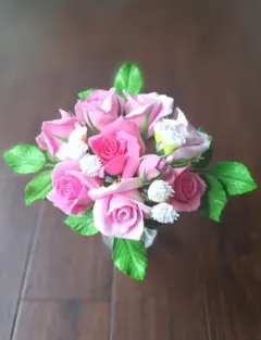 可愛いピンクの薔薇のクレイフラワー花瓶付き 樹脂粘土のサムネイル