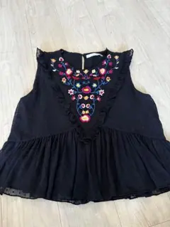 ZARA 刺繍入りノースリーブトップス 黒