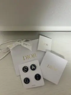 Dior ロゴ入りブローチ4個セット
