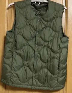 ユニクロ　ウルトラライトダウンベストウェーブキルト　カーキ