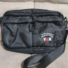 VAN 黒 軽いショルダーバッグ