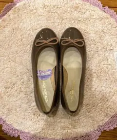 ブラウンリボン付きバレエシューズ　アーチコンタクト