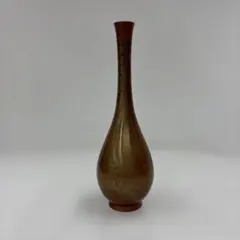 金色と茶色の陶器花瓶一輪挿し