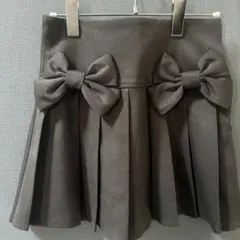 リボン付きグレーのプリーツミニスカート