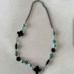 ネックレス　黒Xエメラルドグリーン