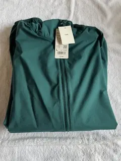 ユニクロ　Lポケッタブルパーカー　グリーン新品【匿名配送】