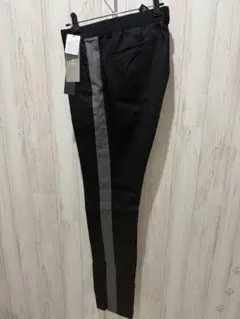 ナンバーエム　ストレッチサキソニーサイドストライプパンツ