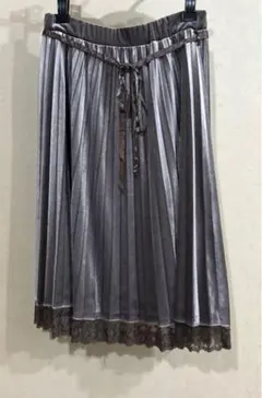 グレー プリーツスカート レース付き