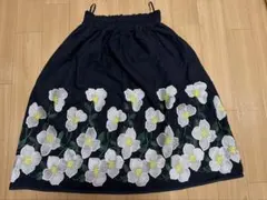 マーリエ　花柄刺繍 フレアスカート ネイビー　日本製のサムネイル