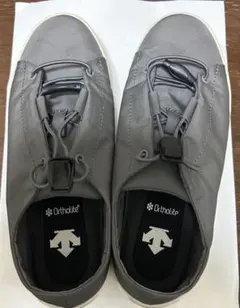 DESCENTE スニーカー　グレーのサムネイル