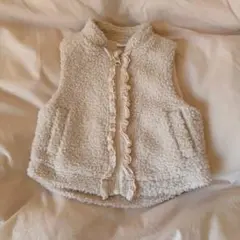 【80】フリル付きクリーム色フリースベスト