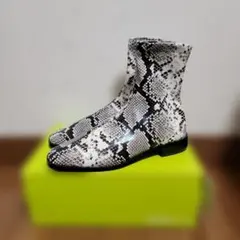 パイソン柄ショートブーツ ホワイト・ブラックのサムネイル