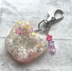 キーホルダー　チャーム　レジン　シャカシャカキーホルダー　ハンドメイド　蝶々