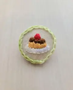 ◇匿名配送◇ケーキの手刺繍ブローチ　スイーツ