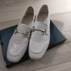 ベージュ ローファー ゴールドバックル