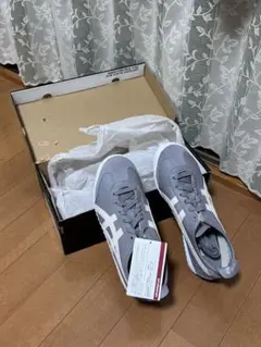 グレー スニーカー ホワイトソール