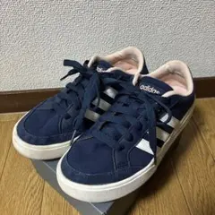 adidas ネイビー スニーカー