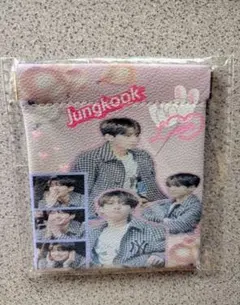 BTS ジョングク グク バネ口キーリングポーチ　ブラック　お札.通帳.化粧品も ジョングク バネ口ポーチ - メルカリ