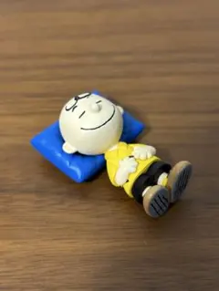 スヌーピー（PEANUTS）チャーリー・ブラウン 寝そべりミニフィギュア 枕付き