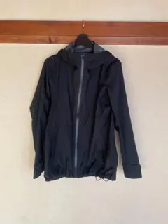 フード付きブラックジャケット