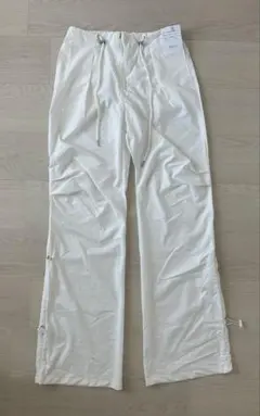 ホワイトカーゴパンツ ドローストリング付き