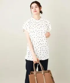 【新品タグ付き】a.v.v ドット柄 半袖ブラウス ホワイトのサムネイル