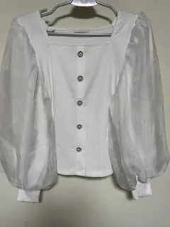 長袖 白いパフスリーブブラウス