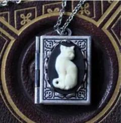 カメオ風猫モチーフ付き本型ロケットペンダント ネックレス