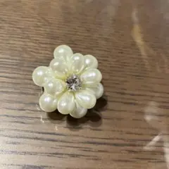 ノーリーズ　パール風花形ブローチ