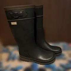 黒いバックル付き長靴