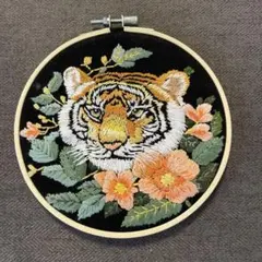 トラ刺繍　壁飾り　インテリア　リアルトラ　トラ好きな人　プレゼント　タイガー