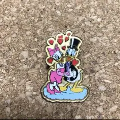 ディズニー ドナルド デイジー ディズニーストア ピンバッジ タキシード ハート