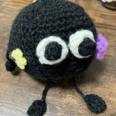 ハンドメイド　黒いキャラクター風キーホルダー