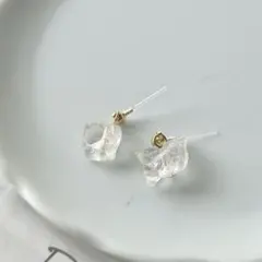 １１６９　涼しげ天然石水晶　小サイズラフロックサージカルステンレスピアス