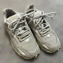 New Balance グレー スニーカー725