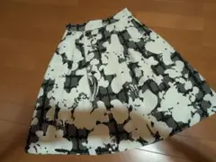 ナラカミーチェ　モノトーン 花柄 フレアスカートのサムネイル
