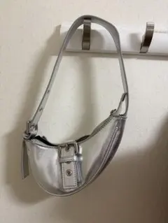 FOREVER 21 シルバー ハーフムーンショルダーバッグのサムネイル