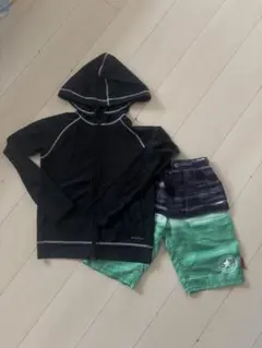 ラッシュガードと水着ショーツセット