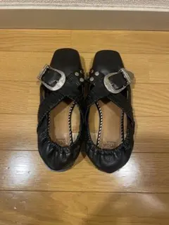 TOGA PULLA メタルバックル フラットバレエシューズ ブラックのサムネイル