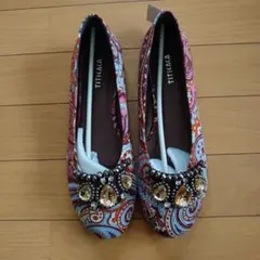 新品未使用TITICACA ペイズリー柄 ビジュー フラットシューズ Lのサムネイル