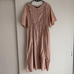 フリル付きベージュ半袖ロングワンピース