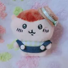 ぬい服　デニムのサロペットとカンカン帽　ちいかわおすわりぬいぐるみ　着せ替え　緑