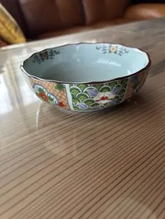 有田焼　 【仁祥窯】　染錦 輪花皿 中皿　鉢のサムネイル