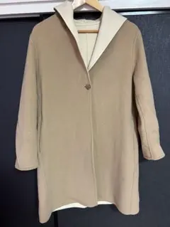 フード付きベージュロングコート
